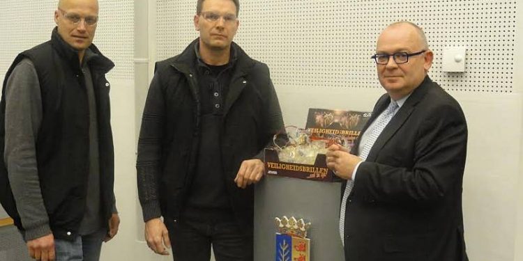 Burgemeester ontvangt eerste veiligheidsbril uit handen van vuurwerkbranche politie gemeente 