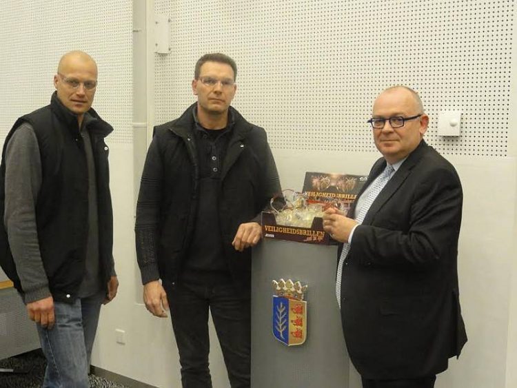 Burgemeester ontvangt eerste veiligheidsbril uit handen van vuurwerkbranche politie gemeente 
