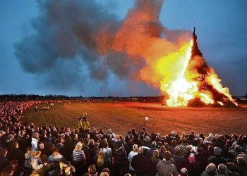 Strijd om grootste paasvuur laait weer op toontje paasvuur kulturhus bie toontje 