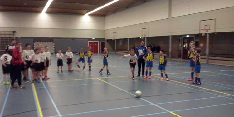 Zaalvoetbaltoernooi in 't Mossink vvholten blauwwit 