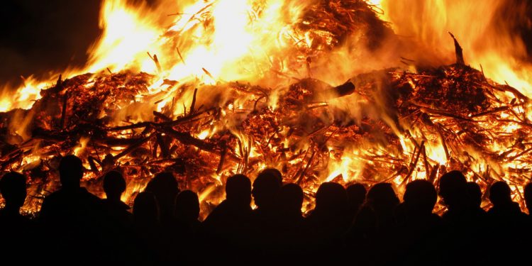 Paasvuur Dijkerhoek wordt een uur eerder ontstoken paasvuur espelo dijkerhoek 