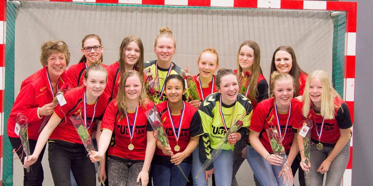 Meisjes C 1 H.V. Holten ongeslagen kampioen! hv holten 