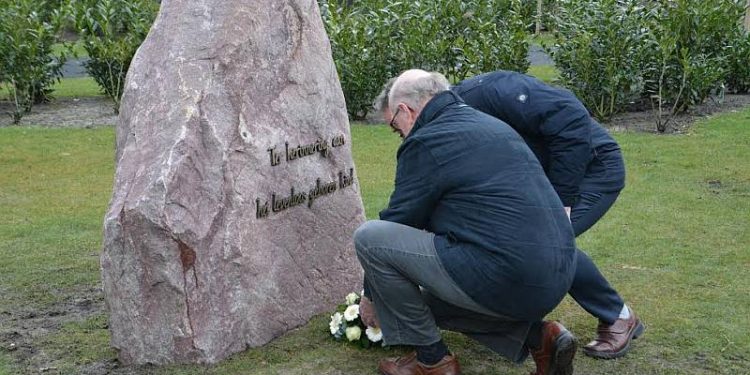 HoltensNieuws.nl Wethouder staat stil bij herinneringsmonument Wethouder staat stil bij herinneringsmonument gemeente