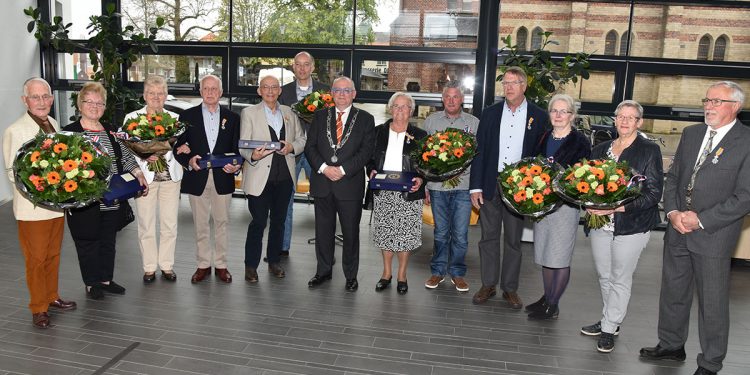 7 lintjes in Rijssen-Holten hmv dondertman canadese begraafplaats blauwwit 