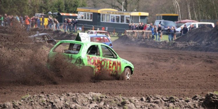 HoltensNieuws.nl Gewonde bij contactronde autocross Gewonde bij contactronde autocross brandweer beuseberg