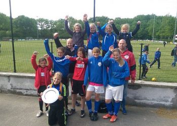 Nederlandskampioenschap Meisjes ME  Pupillen vvholten voetbal blauwwit 
