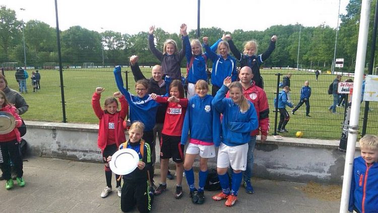 Nederlandskampioenschap Meisjes ME  Pupillen vvholten voetbal blauwwit 