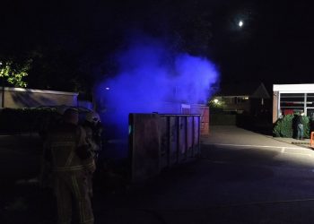 Brand in container op schoolplein Haarschool haarschool brandweer 