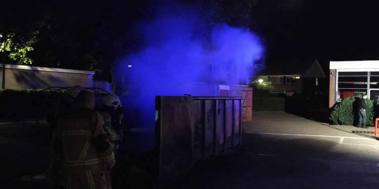 Brand in container op schoolplein Haarschool haarschool brandweer 
