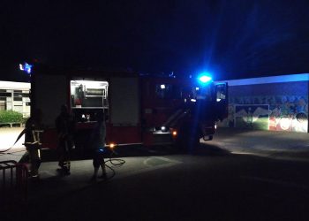 Brand in container op schoolplein Haarschool haarschool brandweer 