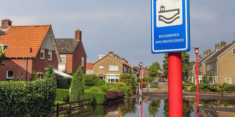 HoltensNieuws.nl Gemeente Rijssen-Holten hard aan de slag met meldingen wateroverlast Gemeente Rijssen-Holten hard aan de slag met meldingen wateroverlast gemeente brandweer