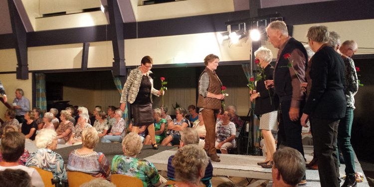 Spetterende modeshow bij Vrouwen van Nu Holten vrouwen van nu 