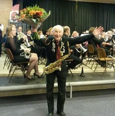 HoltensNieuws.nl Drie Buur-Fanfareorkesten op podium met 90-jarige Jan Schippers Drie Buur-Fanfareorkesten op podium met 90-jarige Jan Schippers hmv