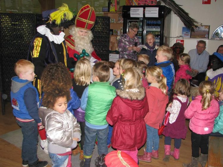 Groots Sinterklaasfeest met kleurwedstrijd espelo dondertman 