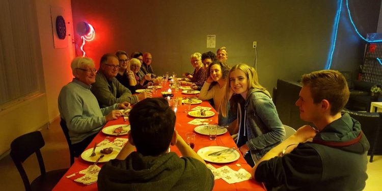 HoltensNieuws.nl Kerstdiner voor buurt bij jeugdhonk Holten zeer geslaagd Kerstdiner voor buurt bij jeugdhonk Holten zeer geslaagd viavie welzijn