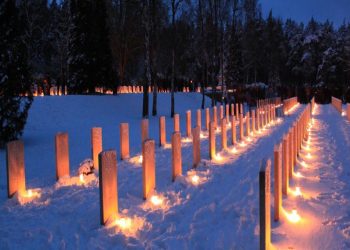 Herdenkingslichtjes op kerstavond svnf canadese begraafplaats 