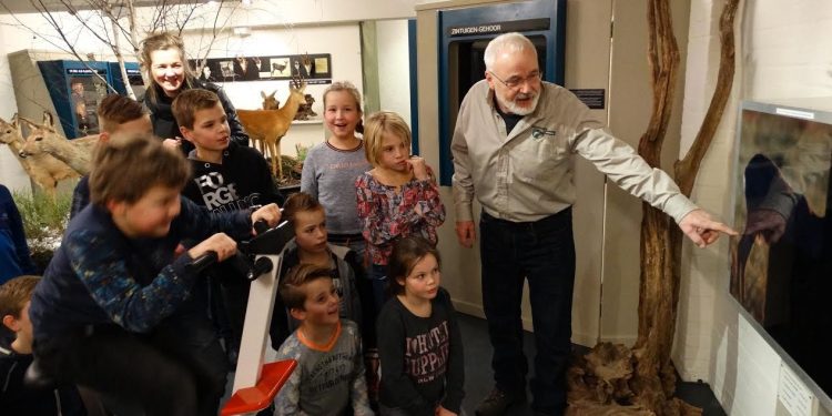 Tijs Stegeman opent tentoonstelling “Reecapriolen” sallandse heuvelrug haarschool 