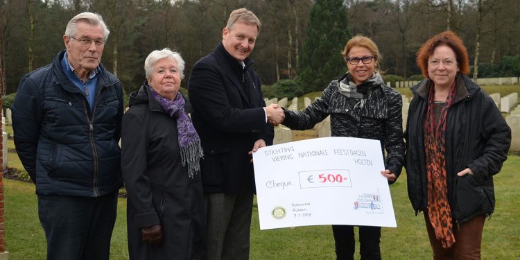 Stichting Viering Nationale Feestdagen ontvangt gift van Rotary Rijssen canadese begraafplaats 