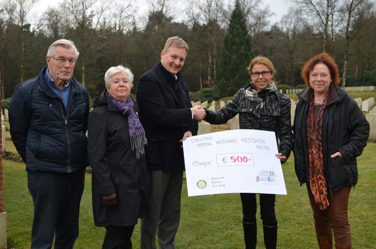 Stichting Viering Nationale Feestdagen ontvangt gift van Rotary Rijssen canadese begraafplaats 