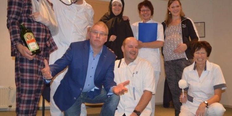 HoltensNieuws.nl Dijkerhoeks Amateur Toneel in het Kulturhus Dijkerhoeks Amateur Toneel in het Kulturhus politie kulturhus