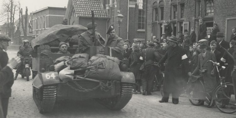 Herdenkingsactiviteiten bevrijding Holten oudheidkamer kulturhus dijkerhoek brandweer 
