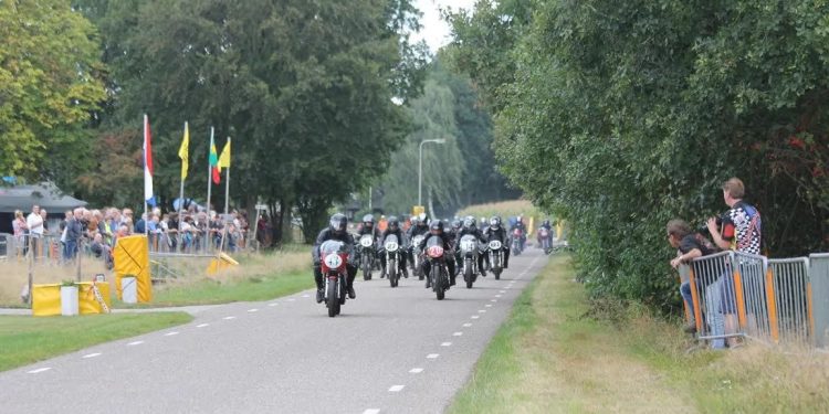 25e Klassieker Motorrace op Koningsdag bij MAC mac Jubileum 