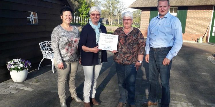 Opbrengst vrije gift brunch Koningsdag aan Alzheimer Trefpunt svnf smidsbelt 