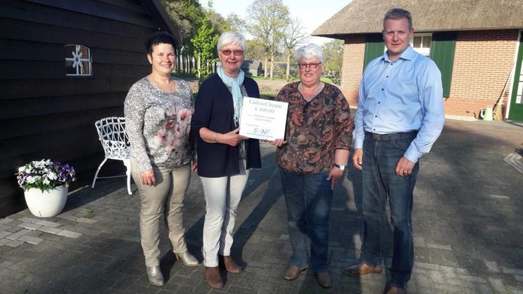 Opbrengst vrije gift brunch Koningsdag aan Alzheimer Trefpunt svnf smidsbelt 