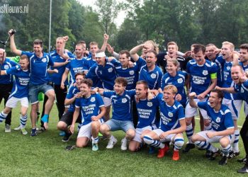 Eerste elftal Blauw Wit '66 promoveert naar tweede klasse blauwwit 