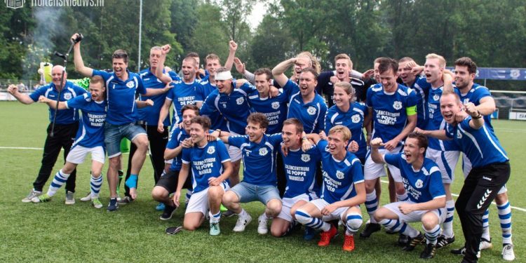 Eerste elftal Blauw Wit '66 promoveert naar tweede klasse blauwwit 