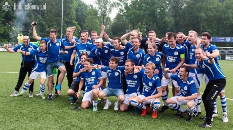 Eerste elftal Blauw Wit '66 promoveert naar tweede klasse blauwwit 