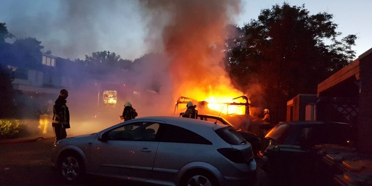 HoltensNieuws.nl Caravanbrand in de Kenemansstraat Caravanbrand in de Kenemansstraat politie brandweer