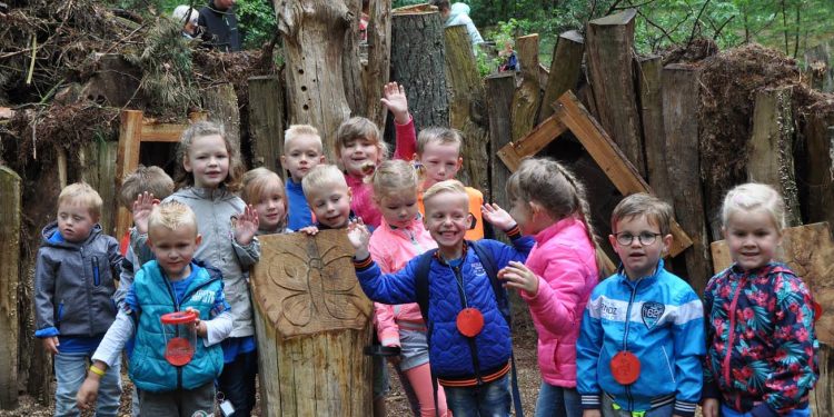 Leerlingen de Schaapskooi nemen Insectenhotel in gebruik 