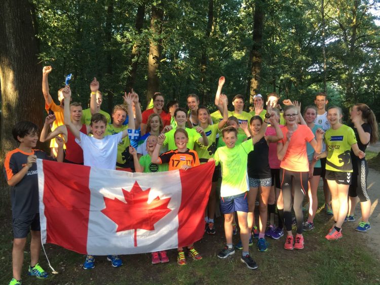 Canadese Séverine Bouchez traint met jeugd triathlon 