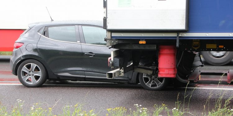 HoltensNieuws.nl Auto botst op vrachtwagen op de A1 Auto botst op vrachtwagen op de A1