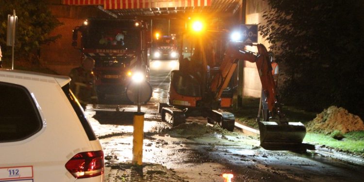HoltensNieuws.nl Waterleiding knapt, Holten zonder water Waterleiding knapt, Holten zonder water politie brandweer