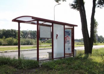 Wederom vernieling aan bushokje Larenseweg blauwwit 