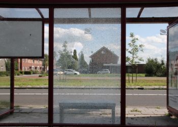 Wederom vernieling aan bushokje Larenseweg blauwwit 