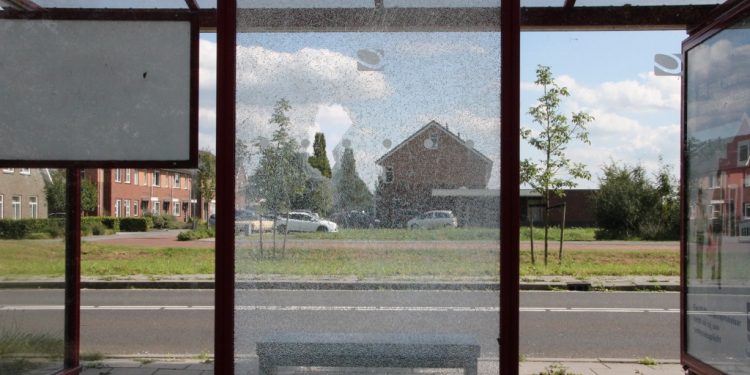 Wederom vernieling aan bushokje Larenseweg blauwwit 
