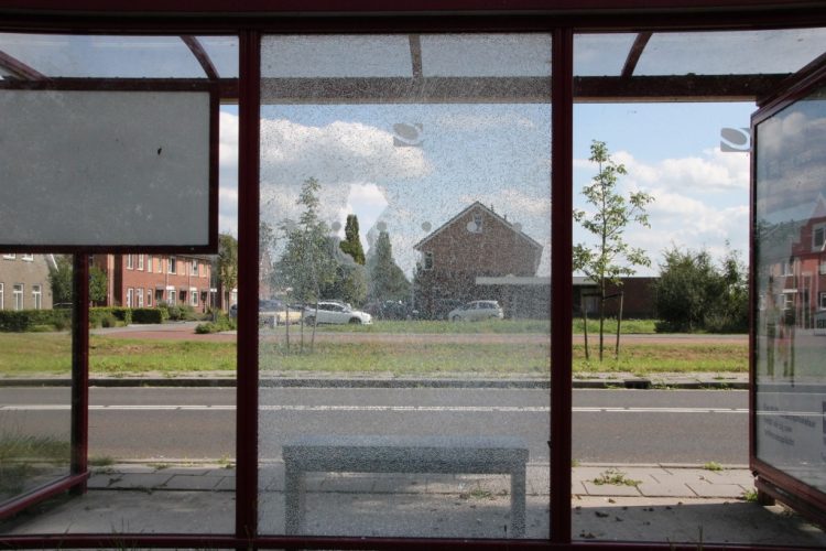 Wederom vernieling aan bushokje Larenseweg blauwwit 