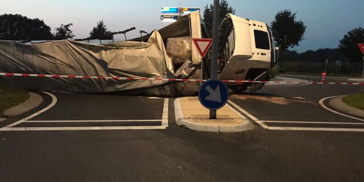 HoltensNieuws.nl Vrachtwagen kantelt op rotonde Vrachtwagen kantelt op rotonde
