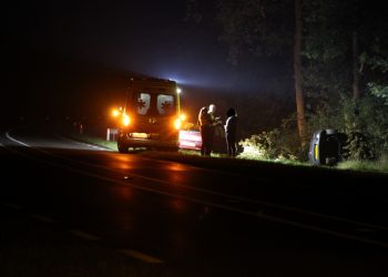 Auto over de kop op N332 