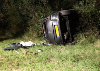 Auto over de kop op N332 
