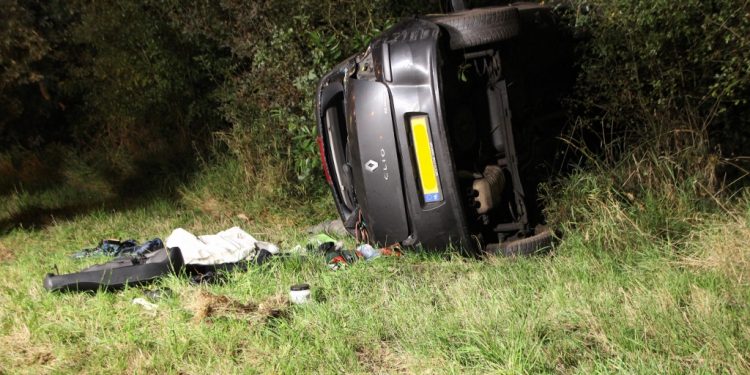 Auto over de kop op N332 