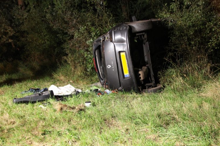 Auto over de kop op N332 