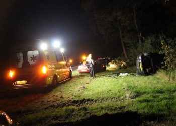 Auto over de kop op N332 