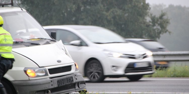 Botsing tussen bestelbussen op A1 politie 
