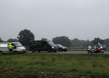 Botsing tussen bestelbussen op A1 politie 