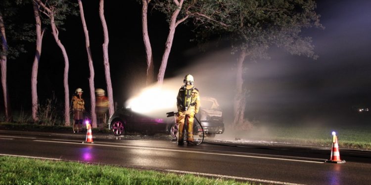 Uitslaande autobrand op de Deventerweg N344 brandweer 