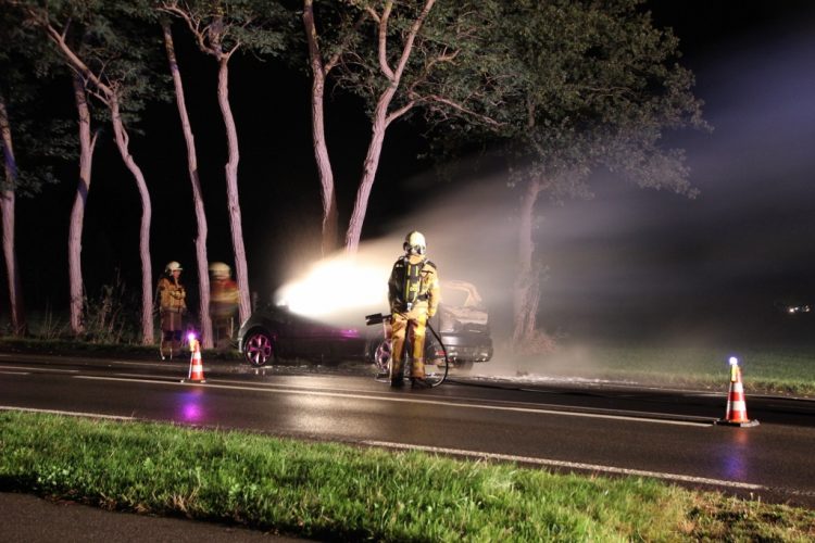 Uitslaande autobrand op de Deventerweg N344 brandweer 